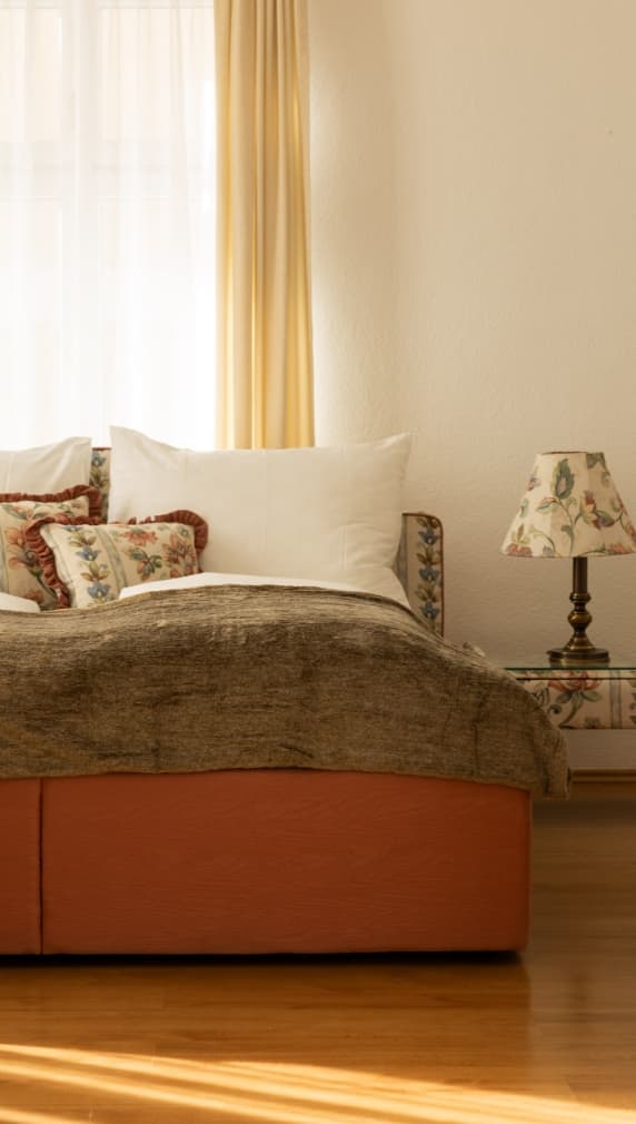 Sofa kariert im Wohnbereich