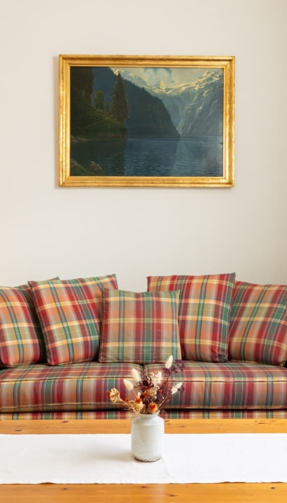 Sofa kariert im Wohnbereich