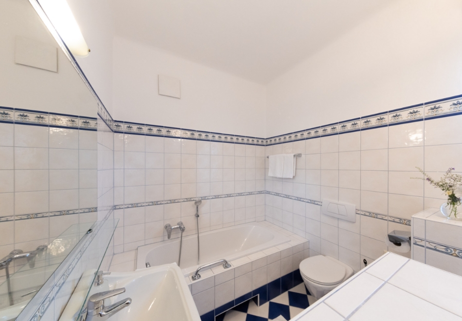 Badezimmer mit Badewanne klassisch