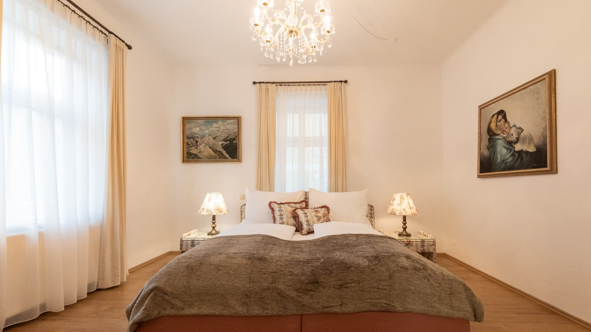 Schlafzimmer mit Doppelbett frontal