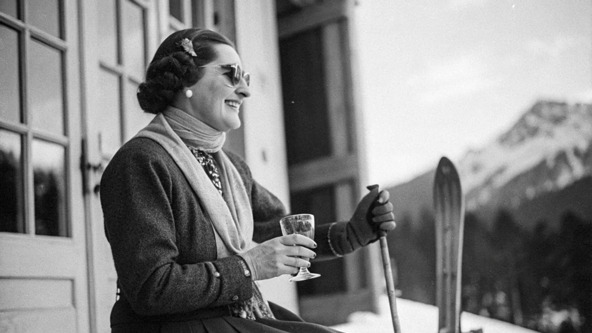 Historisches Schwarzweißfoto Dame Portrait