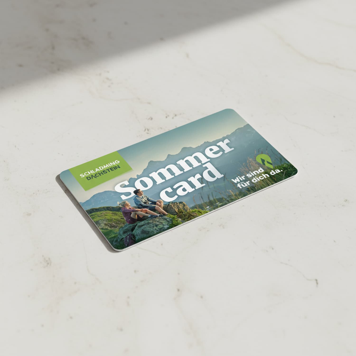 Schladming-Dachstein Sommercard auf Marmortisch