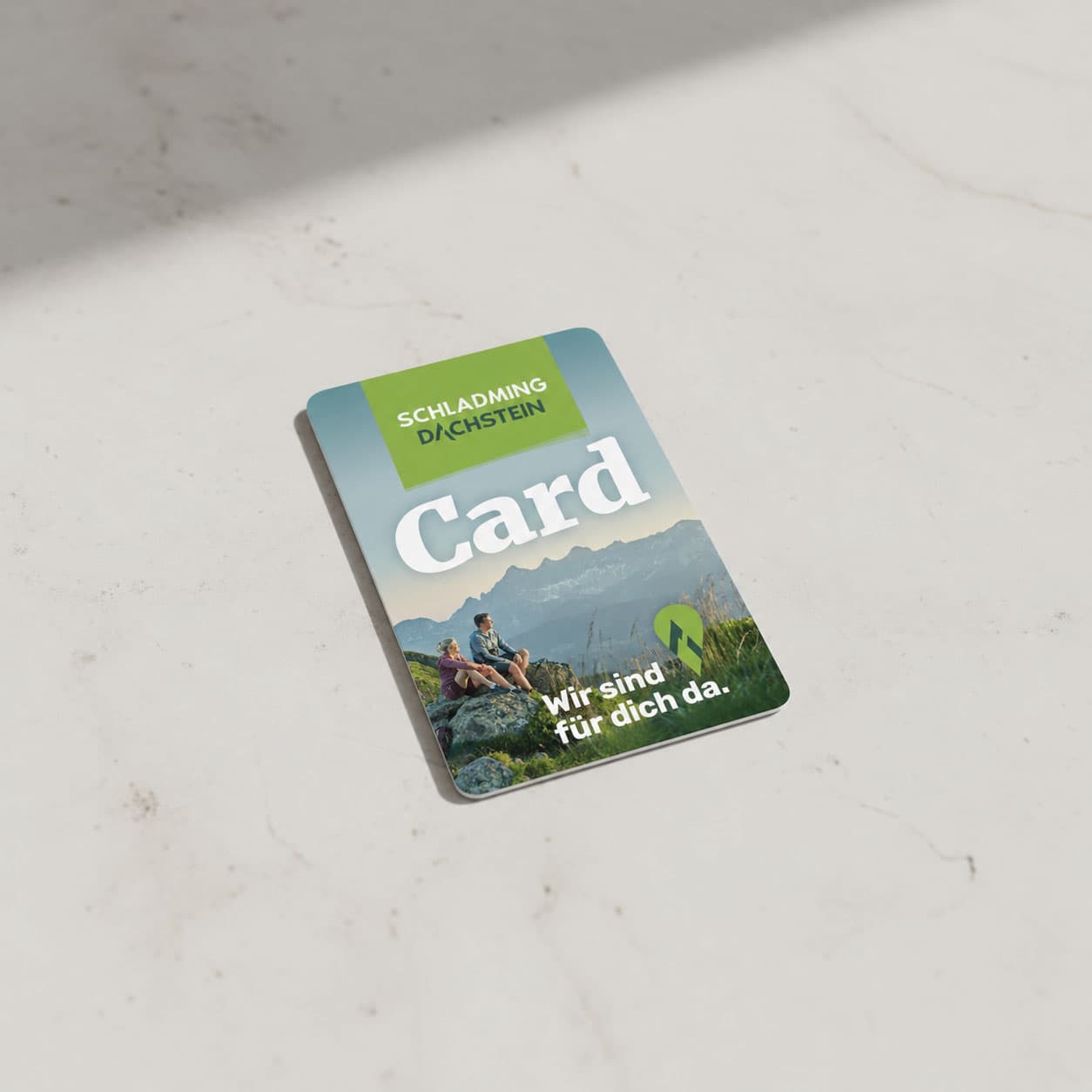 Schladming-Dachstein Sommercard auf Marmortisch